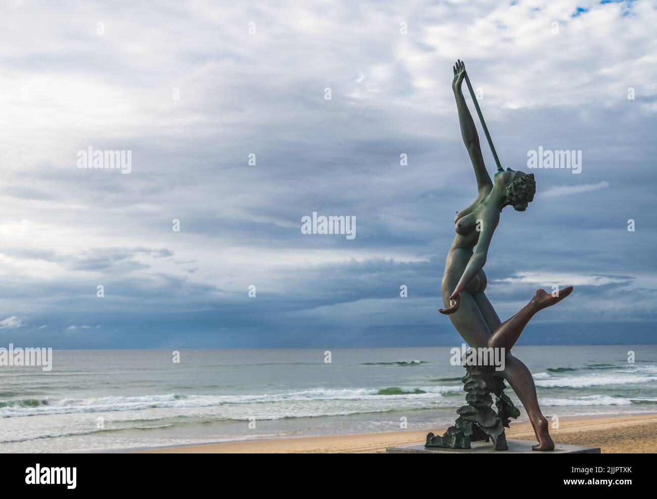 La célèbre sculpture en bronze « elody on the Foreshore » face aux vagues du Southport Surf Club, main Beach, Gold Coast, Queensland, Australie. Banque D'Images