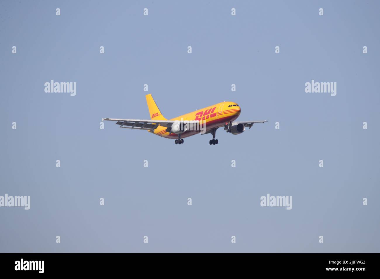 une photo de l'avion volant dans le ciel Banque D'Images
