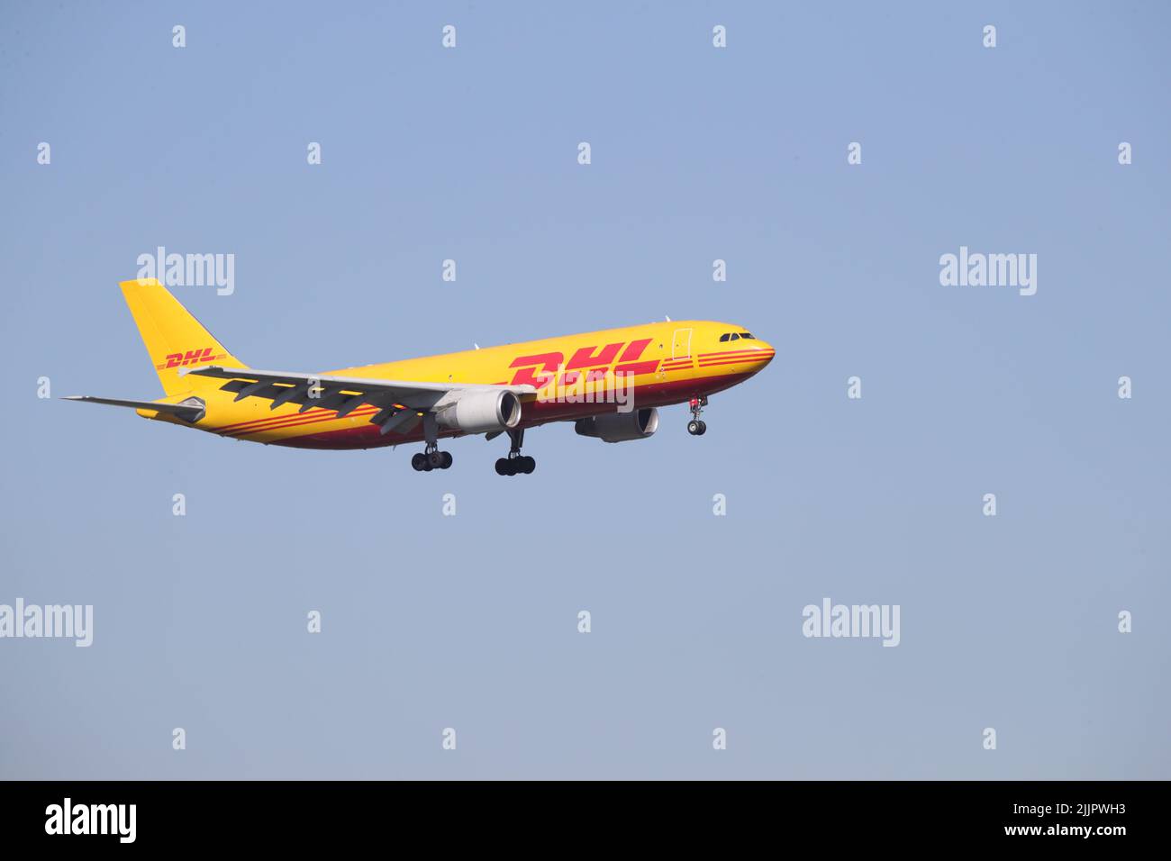 Avions qui volent, décollent, atterrissent où, fret de vol dhl Banque D'Images