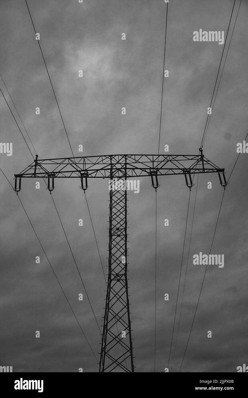 Gros plan vertical de la tour électrique, un jour sombre en noir et blanc Banque D'Images