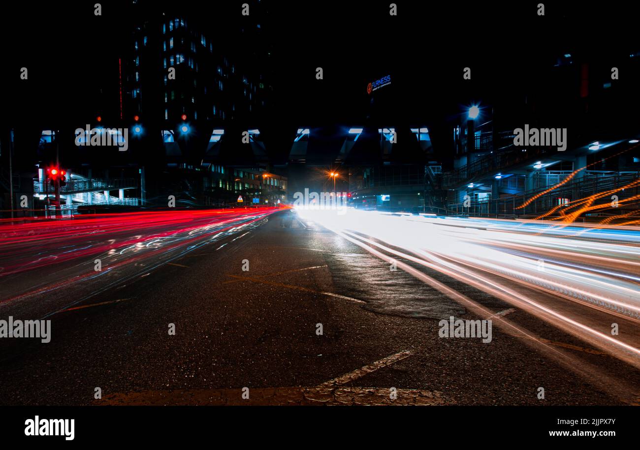 Un sentier léger sur la route dans la ville la nuit Banque D'Images