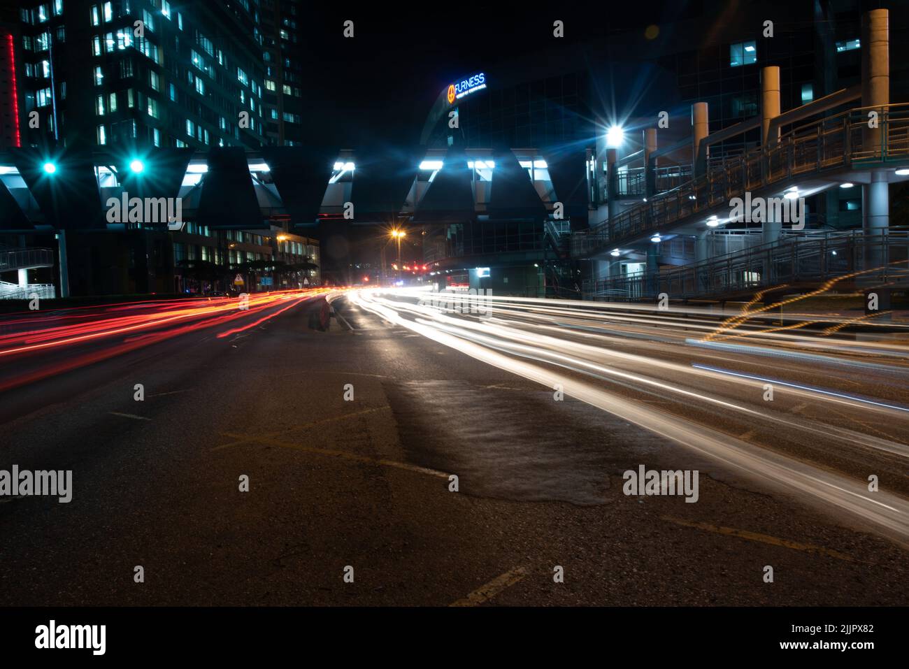 Un sentier léger sur la route dans la ville la nuit Banque D'Images