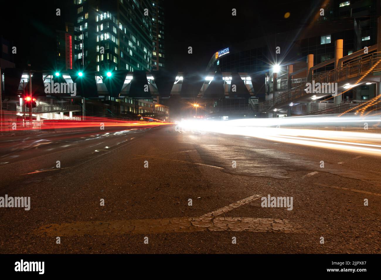 Un sentier léger sur la route dans la ville la nuit Banque D'Images