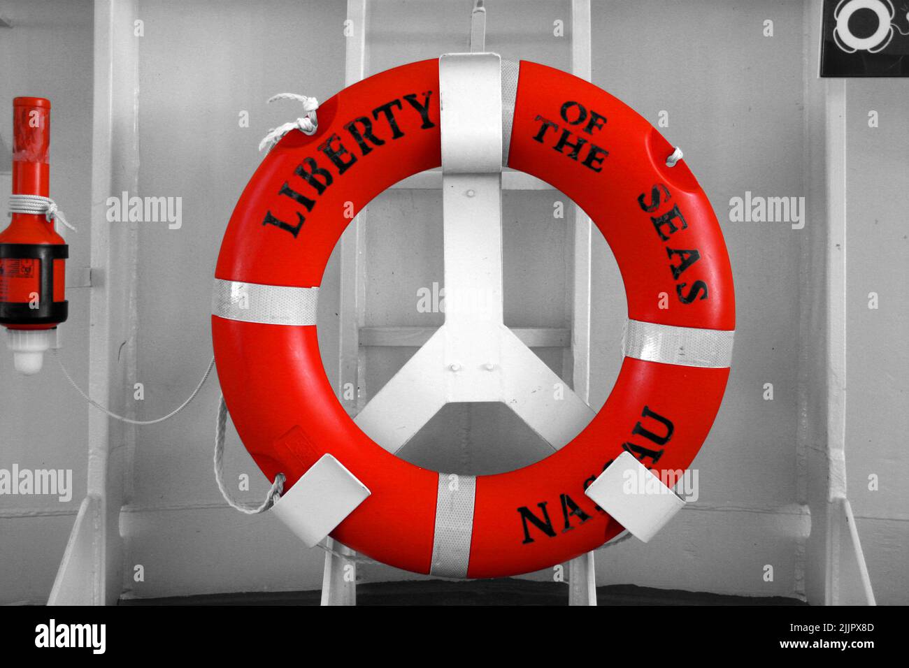 Un gros plan de la bouée de sauvetage du navire Liberty of the Seas Banque D'Images