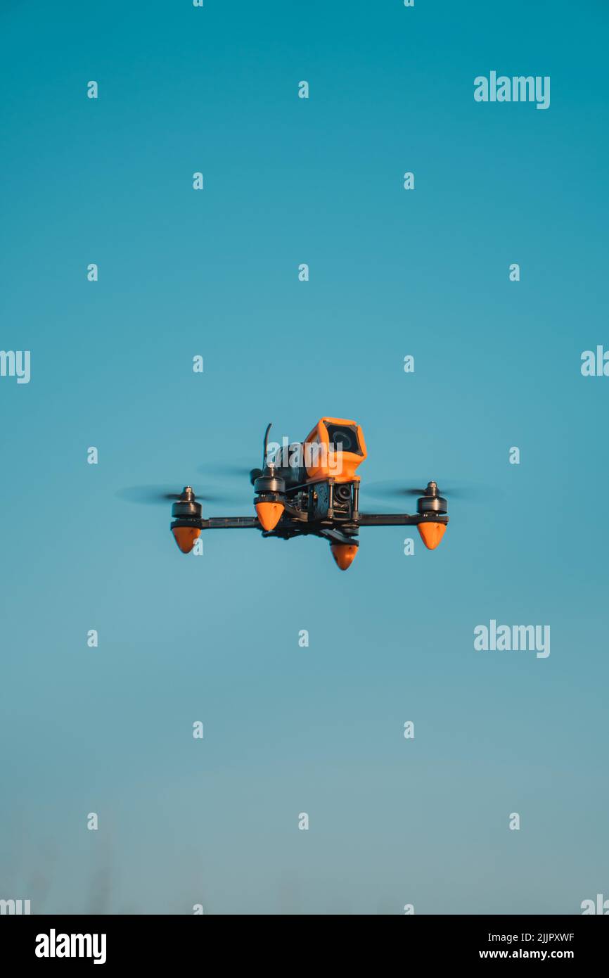 Un cliché vertical d'un drone FPV dans le ciel sans nuages Banque D'Images