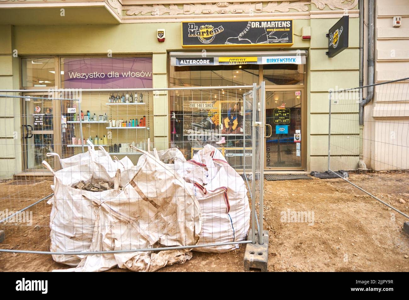 Une zone de construction avec des barrières près des magasins dans le centre-ville de Poznan Banque D'Images