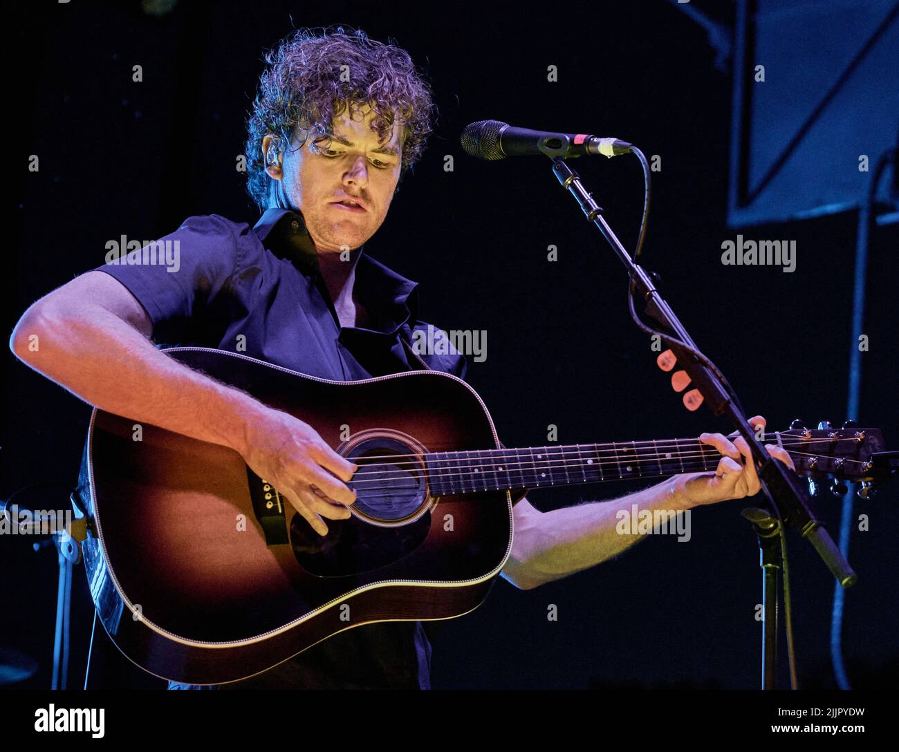 PHILADELPHIE, PA, USA - 05 JUIN 2022: Vance Joy se produit à ALT 104,5 Summer Block Party à XFINITY Live! Banque D'Images