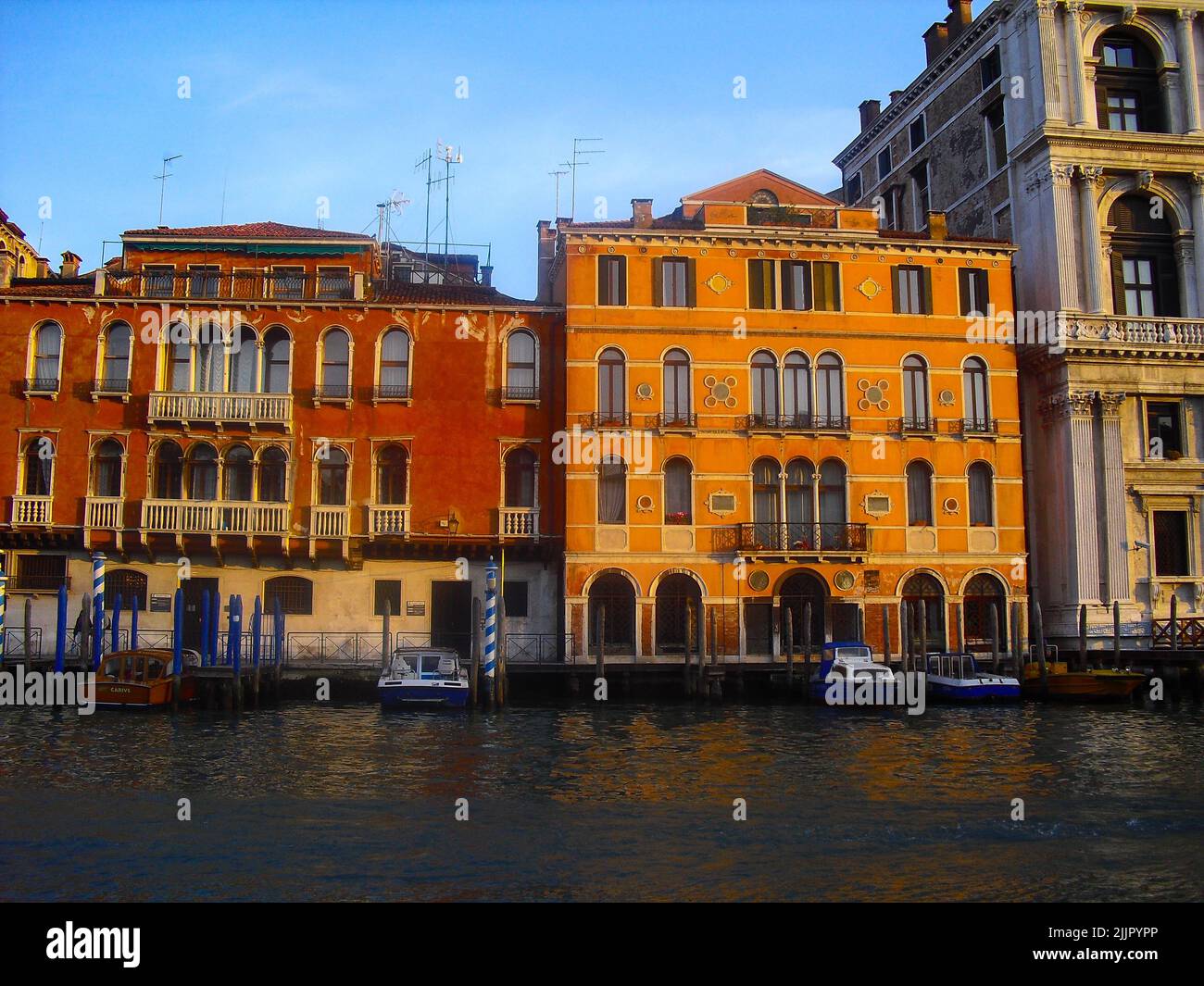 Une photo fascinante de bâtiments colorés près de l'eau dans la ville de Venise en Italie Banque D'Images