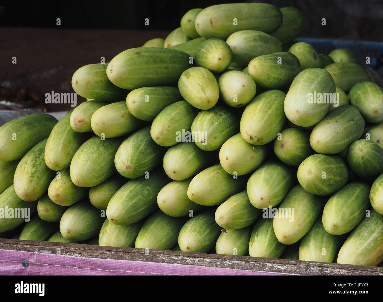 Un gros plan d'une pile de concombres juteux frais à vendre sur le marché extérieur Banque D'Images