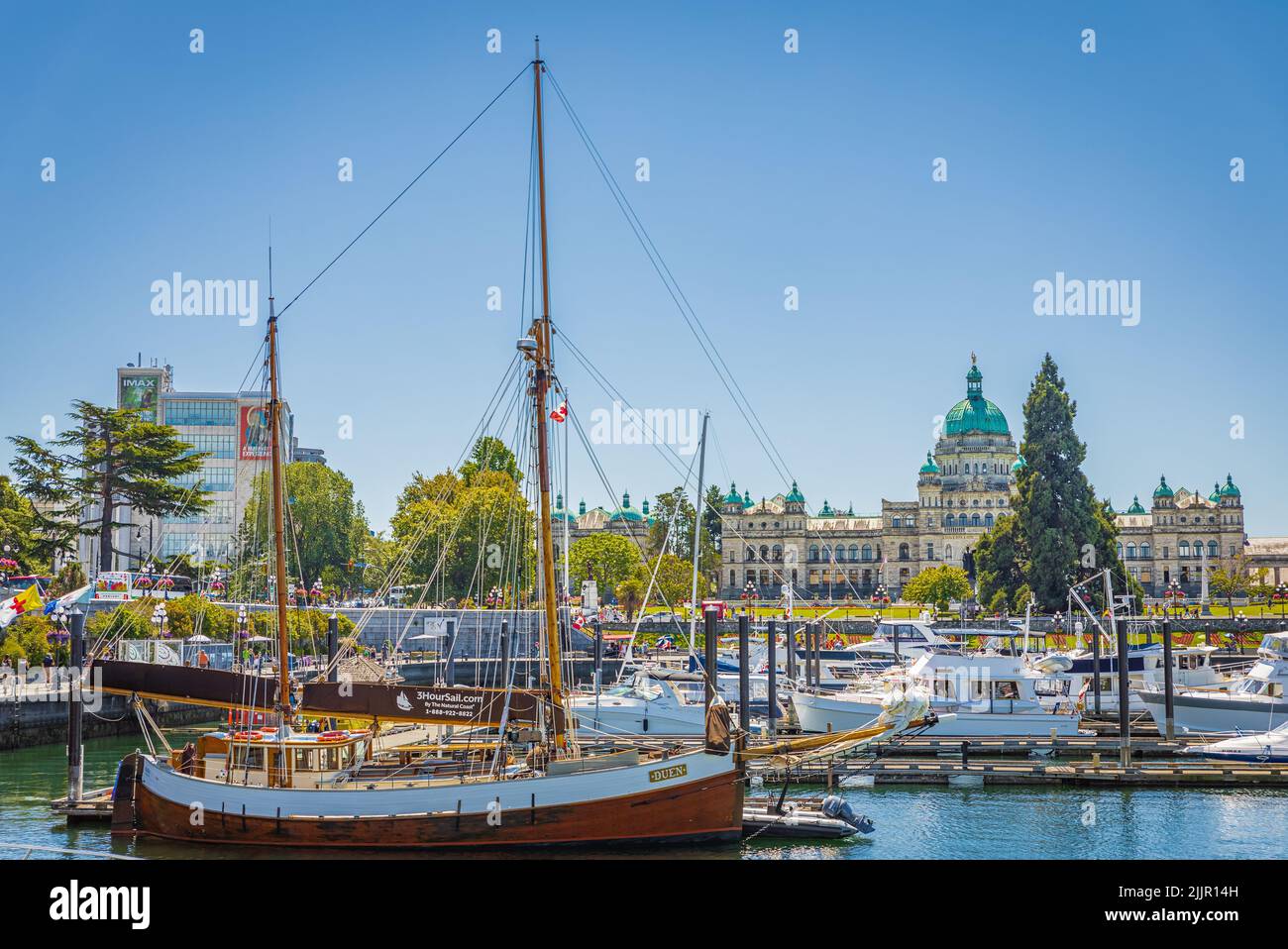 Victoria, Colombie-Britannique, Canada. Port de Victoria avec yachts et bâtiments historiques à la journée ensoleillée d'été. Inner Harbour, destination touristique populaire Banque D'Images