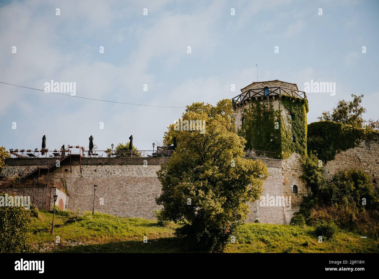 Une vue magnifique sur une ancienne forteresse entourée d'arbres verts Banque D'Images