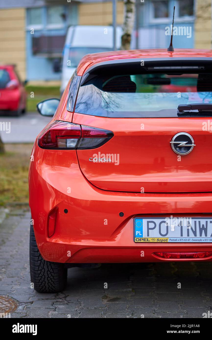 Vue arrière d'une voiture Opel Corsa neuve et propre rouge garée sur un parking dans le quartier de Stare Zegrze Banque D'Images