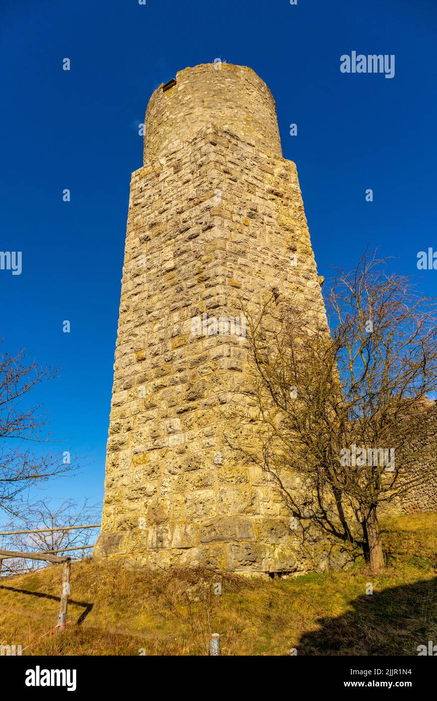 Une photo verticale des ruines du château de Brandebourg dans la belle vallée de Werra, Lauchroeden, Allemagne Banque D'Images Une photo verticale des ruines du château de Brandebourg dans la belle vallée de Werra, Lauchroeden, Allemagne Banque D'Images