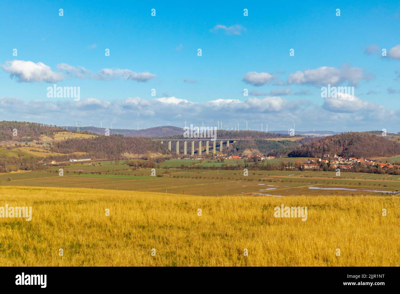 Un beau paysage avec des prairies et l'architecture à la vallée de Werra, Lauchromeden, Allemagne Banque D'Images