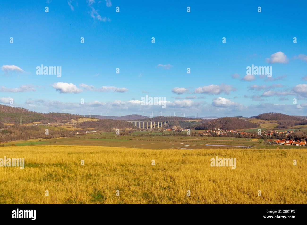 Un beau paysage avec des prairies et l'architecture à la vallée de Werra, Lauchromeden, Allemagne Banque D'Images