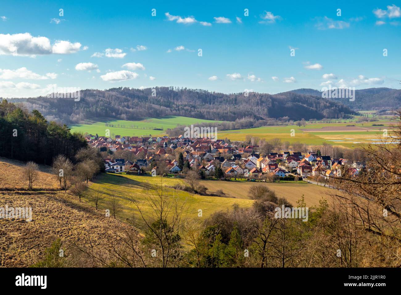 Un beau paysage avec des prairies et l'architecture à la vallée de Werra, Lauchromeden, Allemagne Banque D'Images