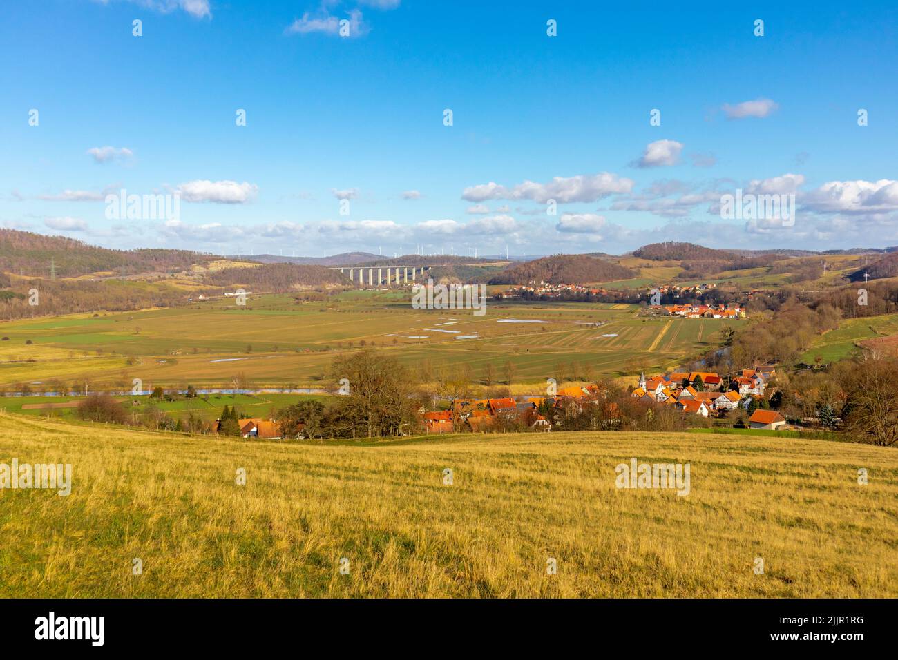 Un beau paysage avec des prairies et l'architecture à la vallée de Werra, Lauchromeden, Allemagne Banque D'Images