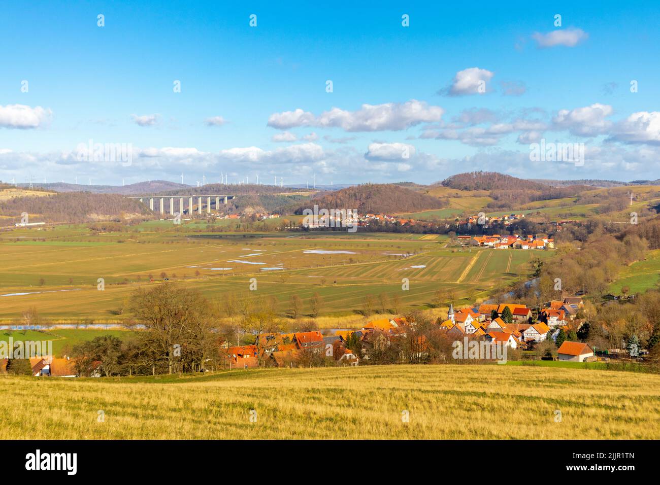 Un beau paysage avec des prairies et l'architecture à la vallée de Werra, Lauchromeden, Allemagne Banque D'Images