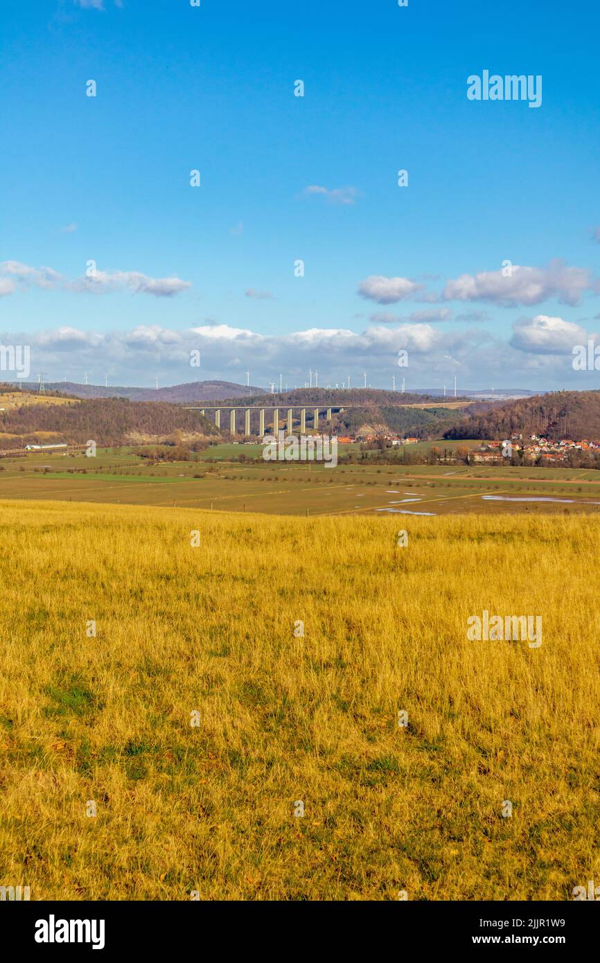 Un cliché vertical des prés et de l'architecture de la vallée de la Werra, Lauchromeden, Allemagne Banque D'Images