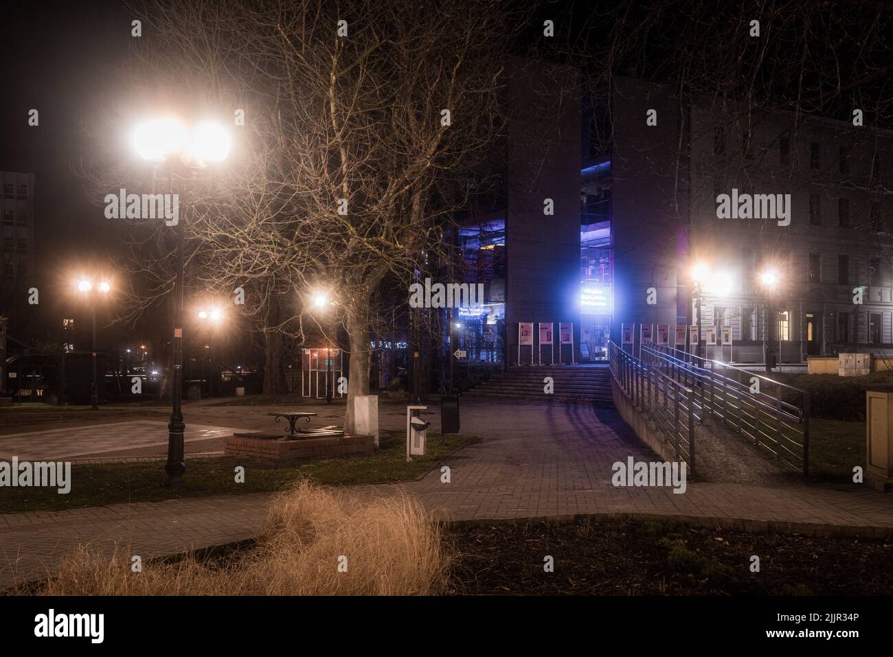 La Bibliothèque publique de nuit à Opole, Pologne Banque D'Images