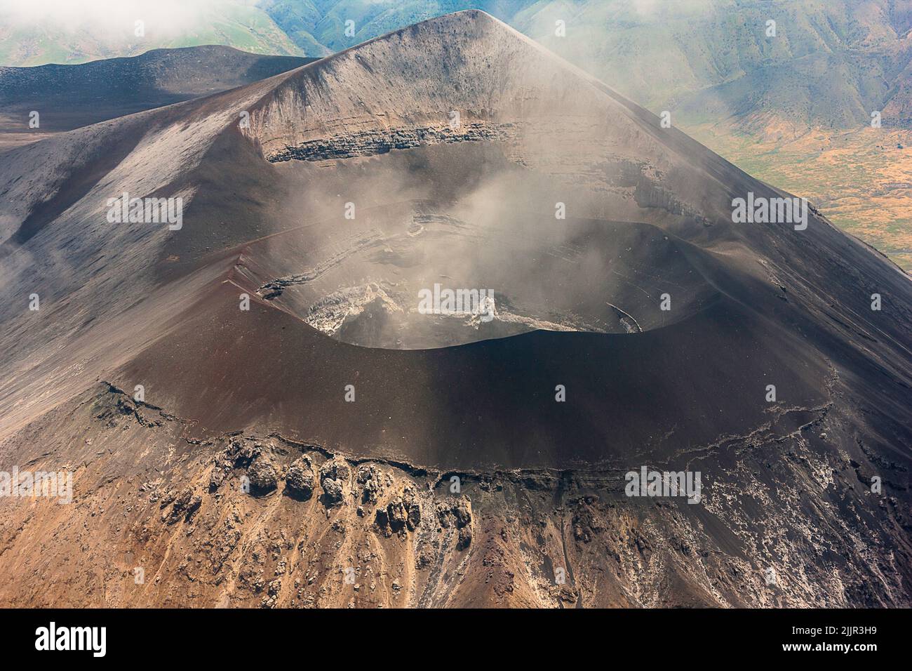 Superbe vue panoramique en gros plan photographie d'un volcan fumeur caldera dans le Serengeti, Tanzanie. Banque D'Images