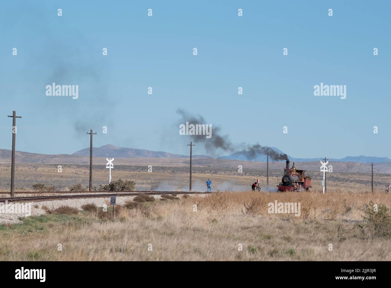 Ingénieur exploitant le commutateur à la démonstration Locomotive 119, parc national historique Golden Spike, Utah. Banque D'Images