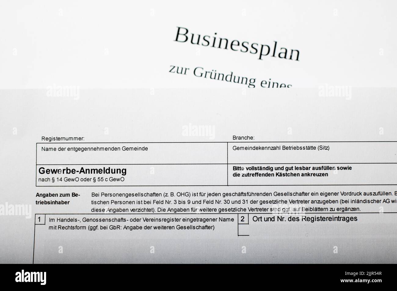Le formulaire standard allemand d'enregistrement des entreprises en langue allemande auprès de la ville repose sur un plan d'entreprise pour le début du travail indépendant Banque D'Images