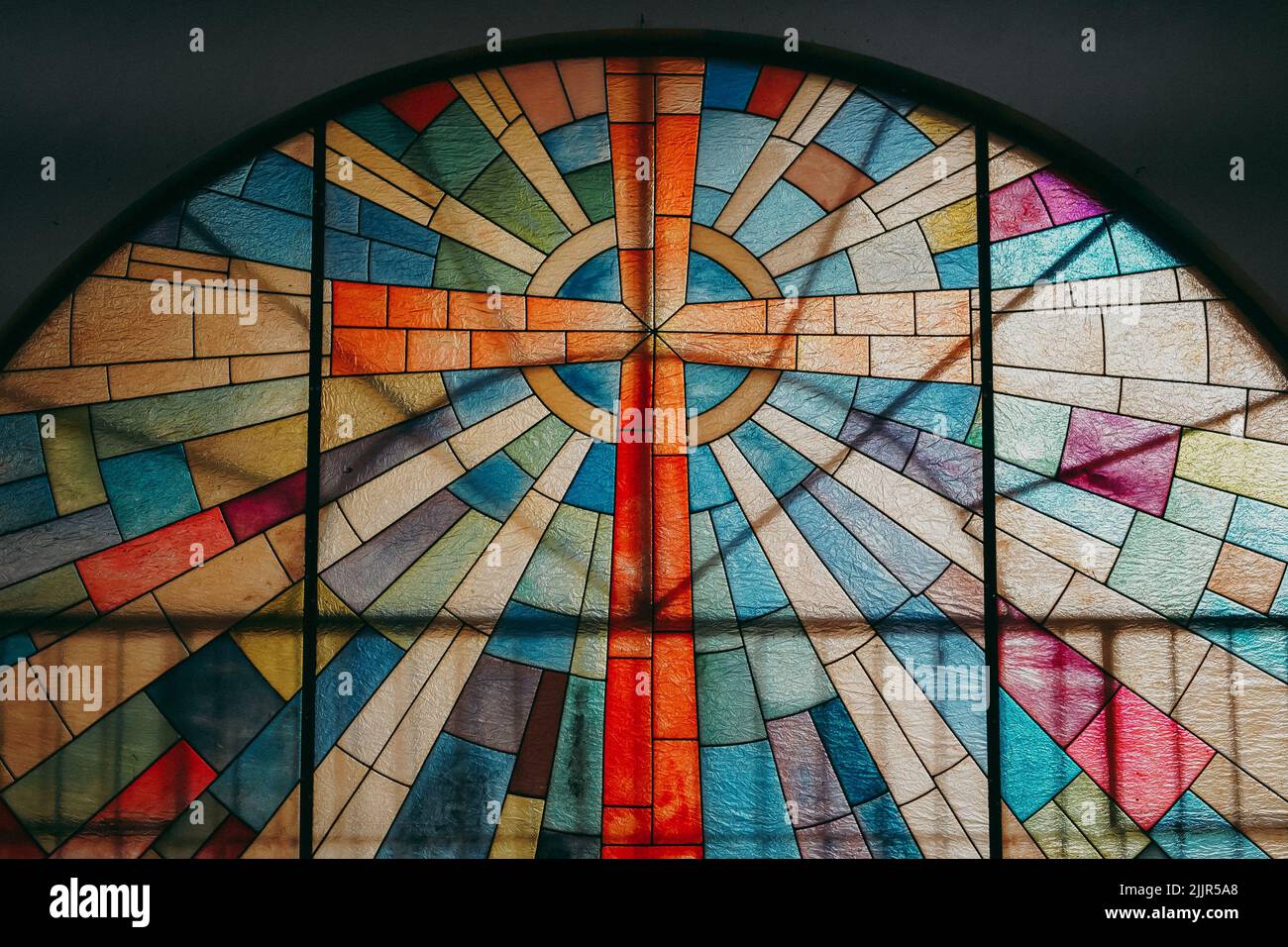 Une fenêtre en verre coloré dans l'église saint Anne Banque D'Images