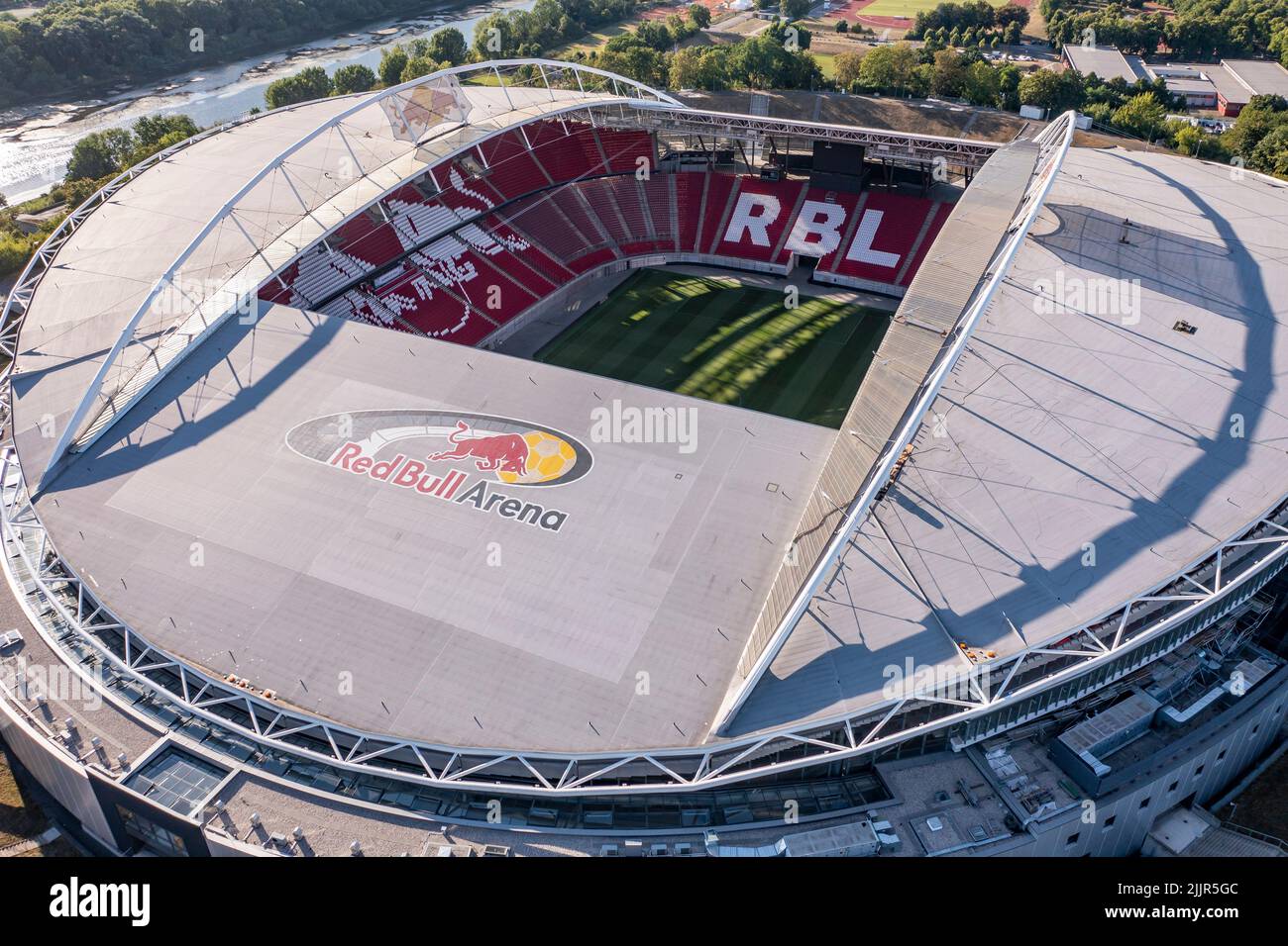 Leipzig, Allemagne. 27th juillet 2022. Vue sur le Red Bull Arena. Lors de la Supercup entre le RB Leipzig et le FC Bayern Munich samedi prochain (30 juillet), une application du fournisseur de services de télécommunications Vodafone et la Ligue allemande de football (DFL) sera testée à grande échelle pour la première fois. 1000 fans de football dans le stade pourront appeler des informations en direct sur leur smartphone, en réalité augmentée (AR). Par exemple, ils peuvent voir exactement la vitesse à laquelle le joueur s'exécute sur le terrain à tout moment. (Vue aérienne avec drone) Credit: Jan Woitas/dpa/Alamy Live News Banque D'Images