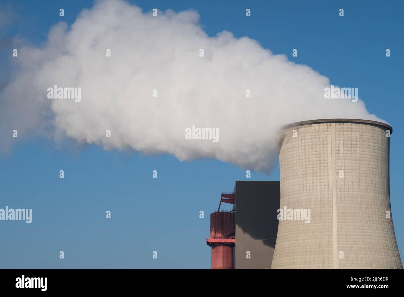 La fumée qui sort d'une centrale nucléaire sur fond bleu ciel Banque D'Images