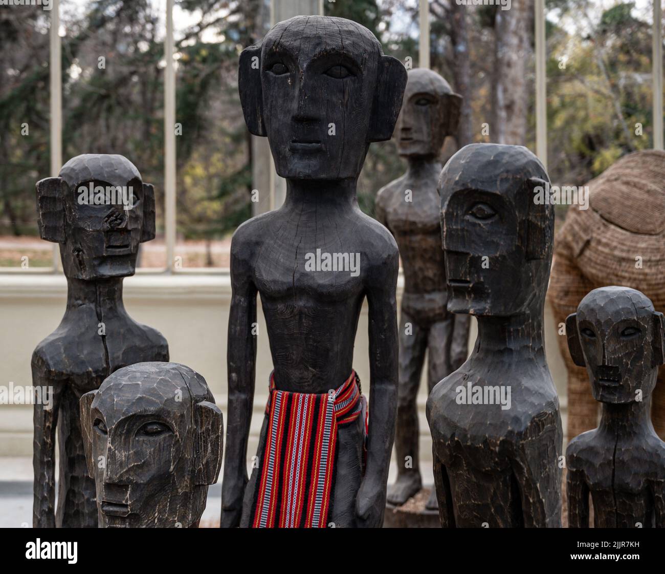 Un ensemble de poupées allongées en bois sombre sculptées à la main dans un musée de Madrid, en Espagne Banque D'Images