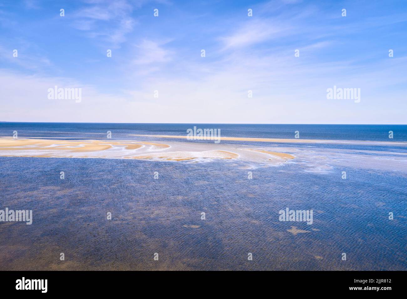 Belle plage d'été et de bleu avec sable sur l'eau de mer pendant une journée ensoleillée et calme en pleine nature. Vue sur l'océan et le ciel avec Banque D'Images