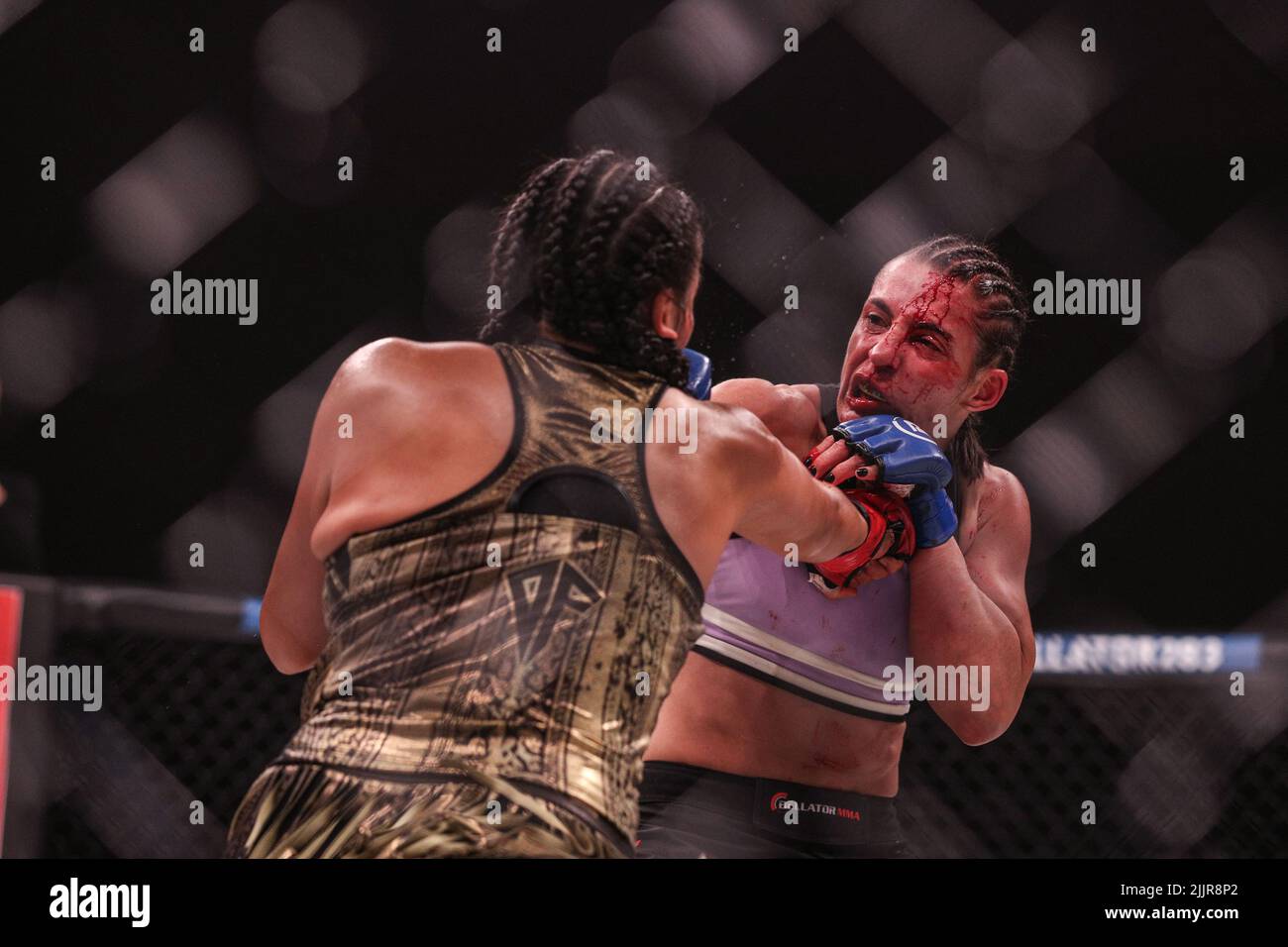 Veta Arteaga et Vanessa Porto échangent des poinçons au Bellator 283. Veta Arteaga gagne par guillotine au troisième tour du Casino Emerald Queen Banque D'Images