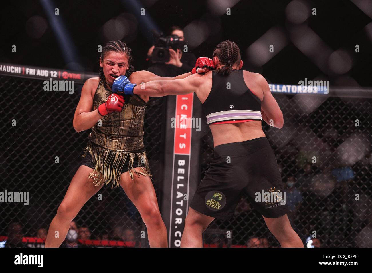 Veta Arteaga et Vanessa Porto échangent des grèves au Bellator 283. Veta Arteaga gagne par guillotine au troisième tour du Casino Emerald Queen Banque D'Images