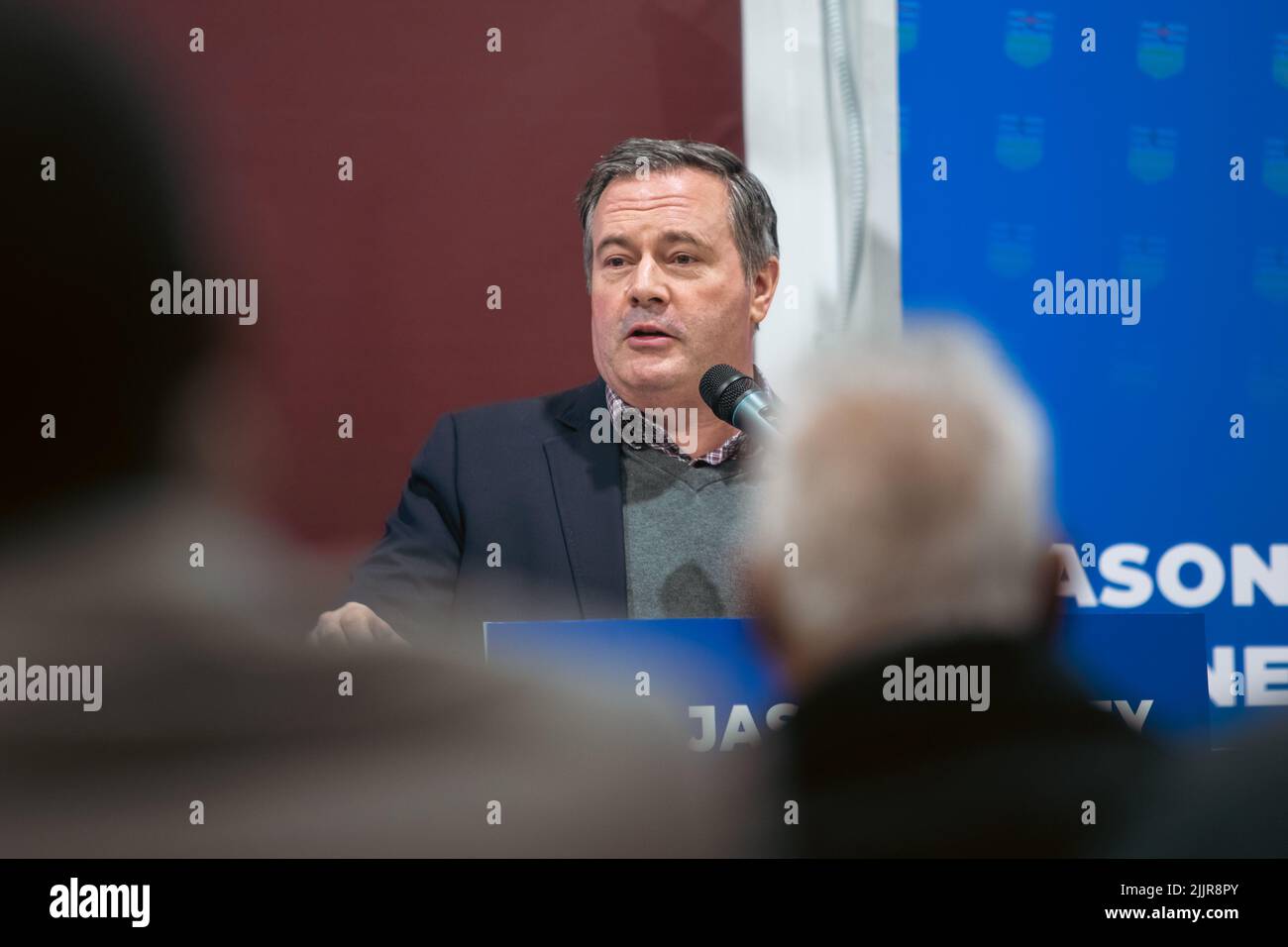 Jason Kenney prononce un discours devant un groupe de personnes Banque D'Images