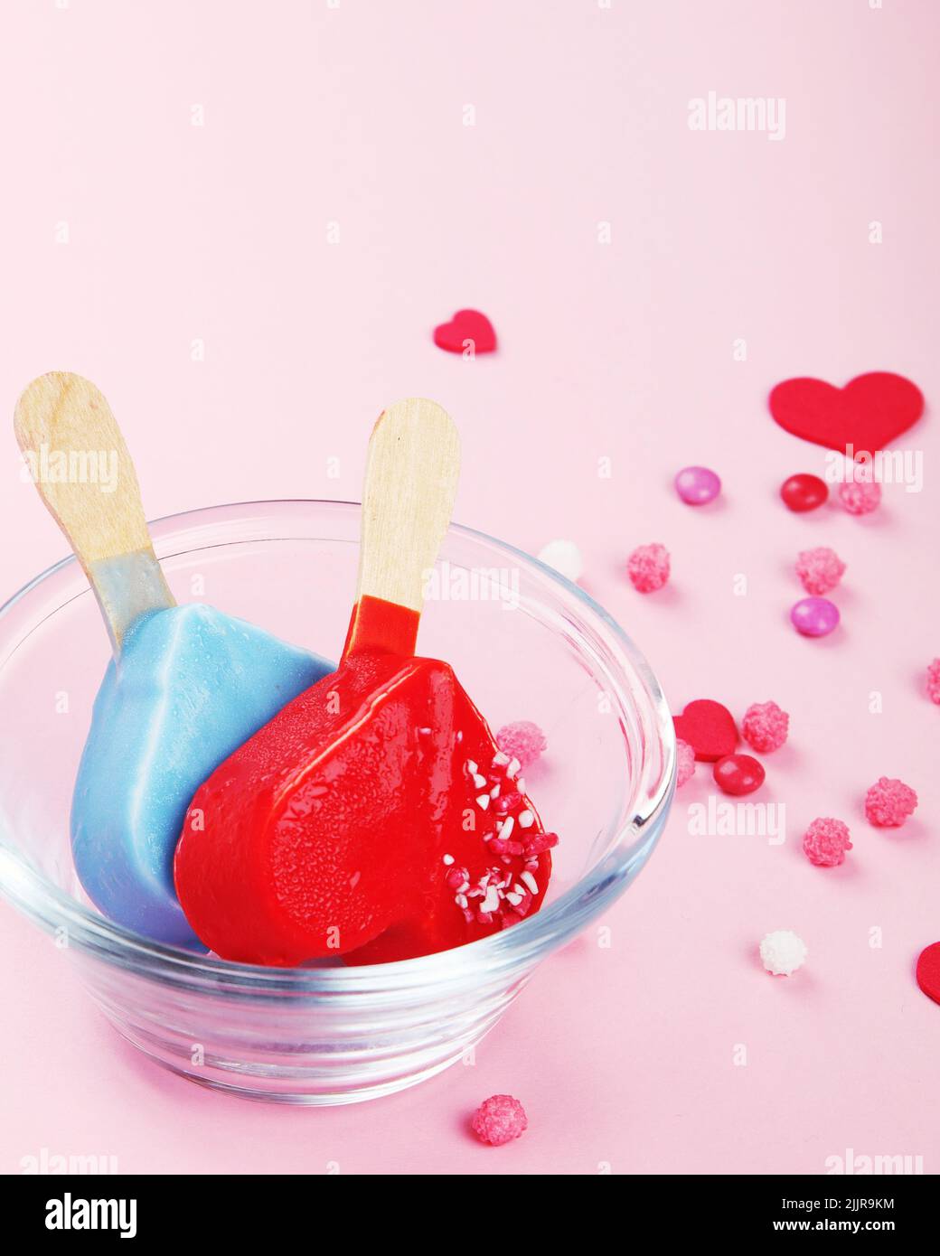 Différents types de crème glacée à la popsicle sur fond rose. Concept d'été atmosphérique. Banque D'Images