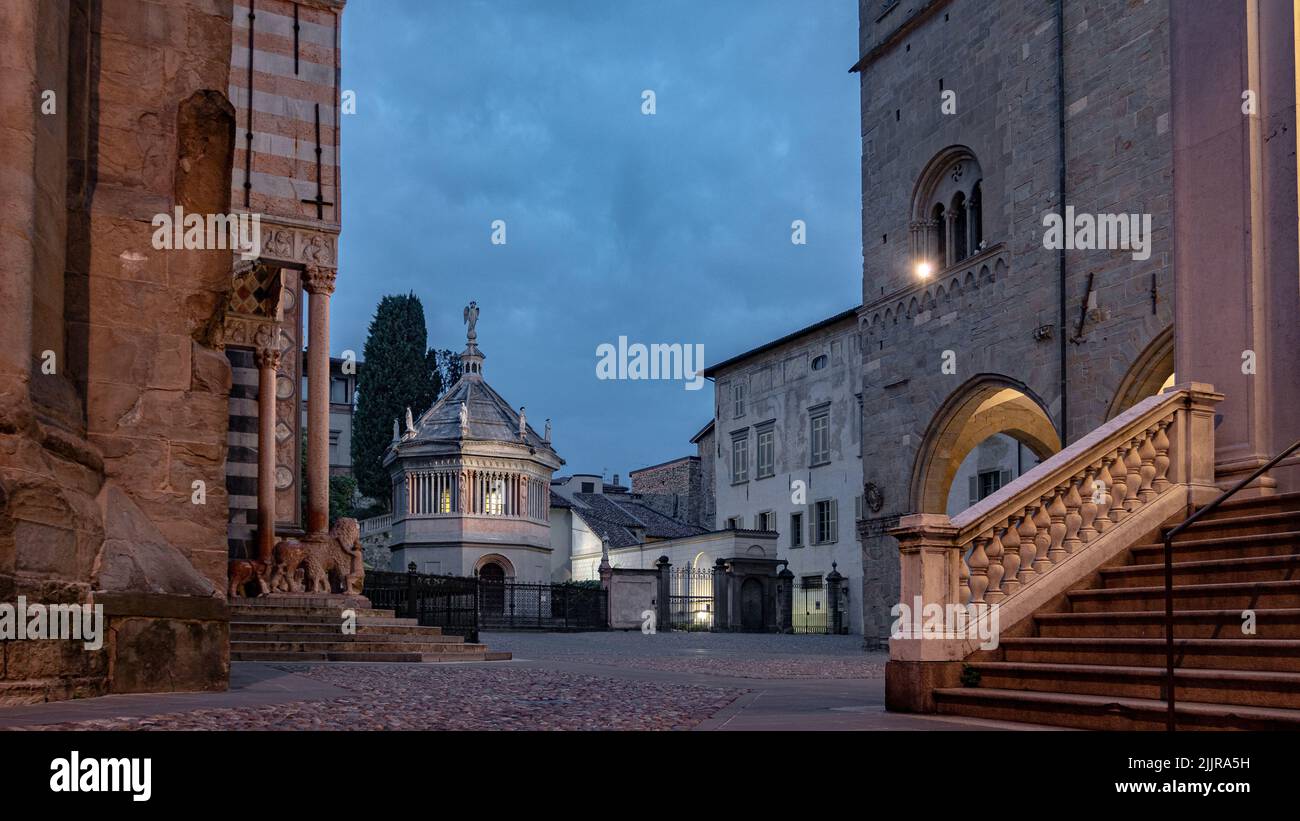 La place vide de la cathédrale (Piazza del Duomo) à Bergame, en Italie Banque D'Images