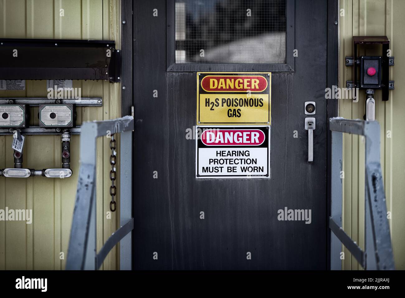 Une vue verticale des panneaux avec le texte « protection auditive obligatoire » sur une porte Banque D'Images