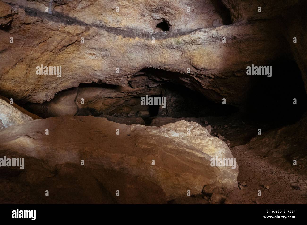 Une longue exposition d'une grotte avec des rayons de lumière qui brillent Banque D'Images