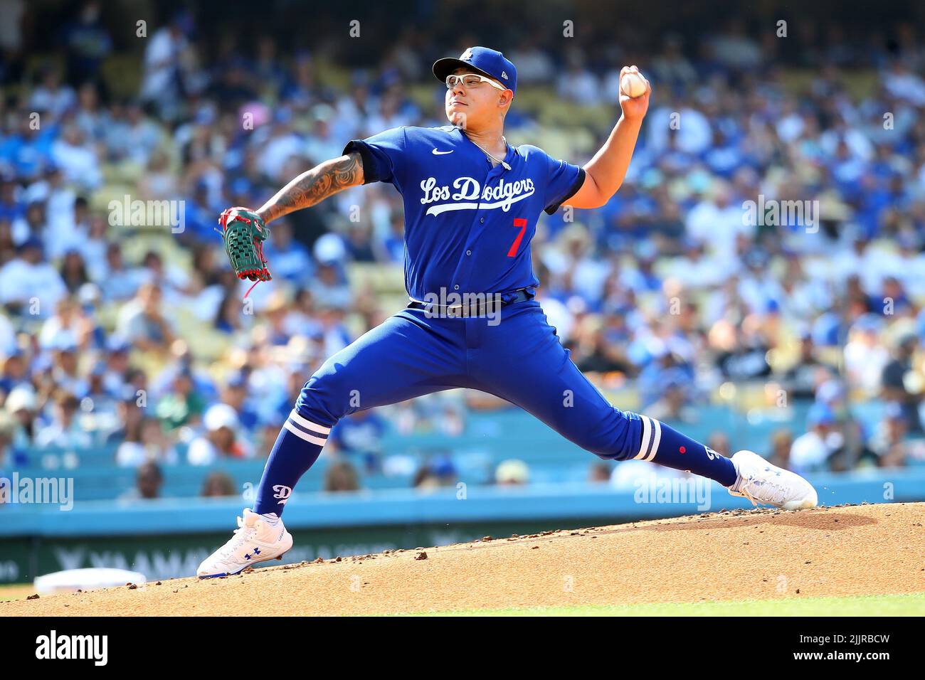 Julio Urias (7), lanceur des Dodgers de Los Angeles, lance un match de baseball de la MLB contre les Giants de San Francisco, le samedi 23 juillet 2022 à Los Angeles. Les Dodgers battent les Giants 4-2. (Kevin Terrell/image du sport) Banque D'Images