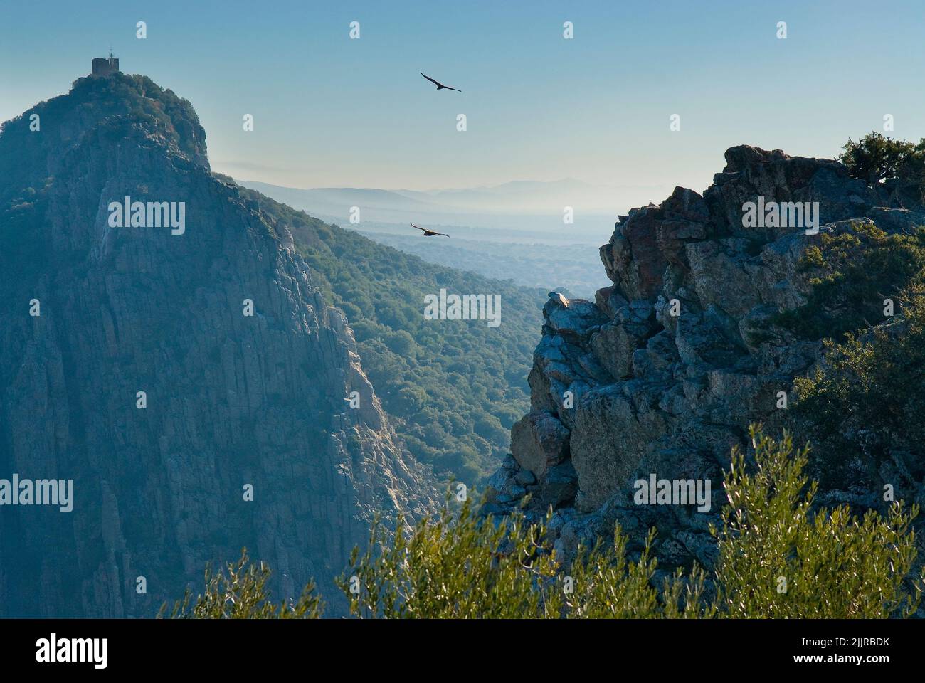 Une belle vue sur le château de Monfrague dans le parc national de Monfrague, Estrémadure, Espagne Banque D'Images