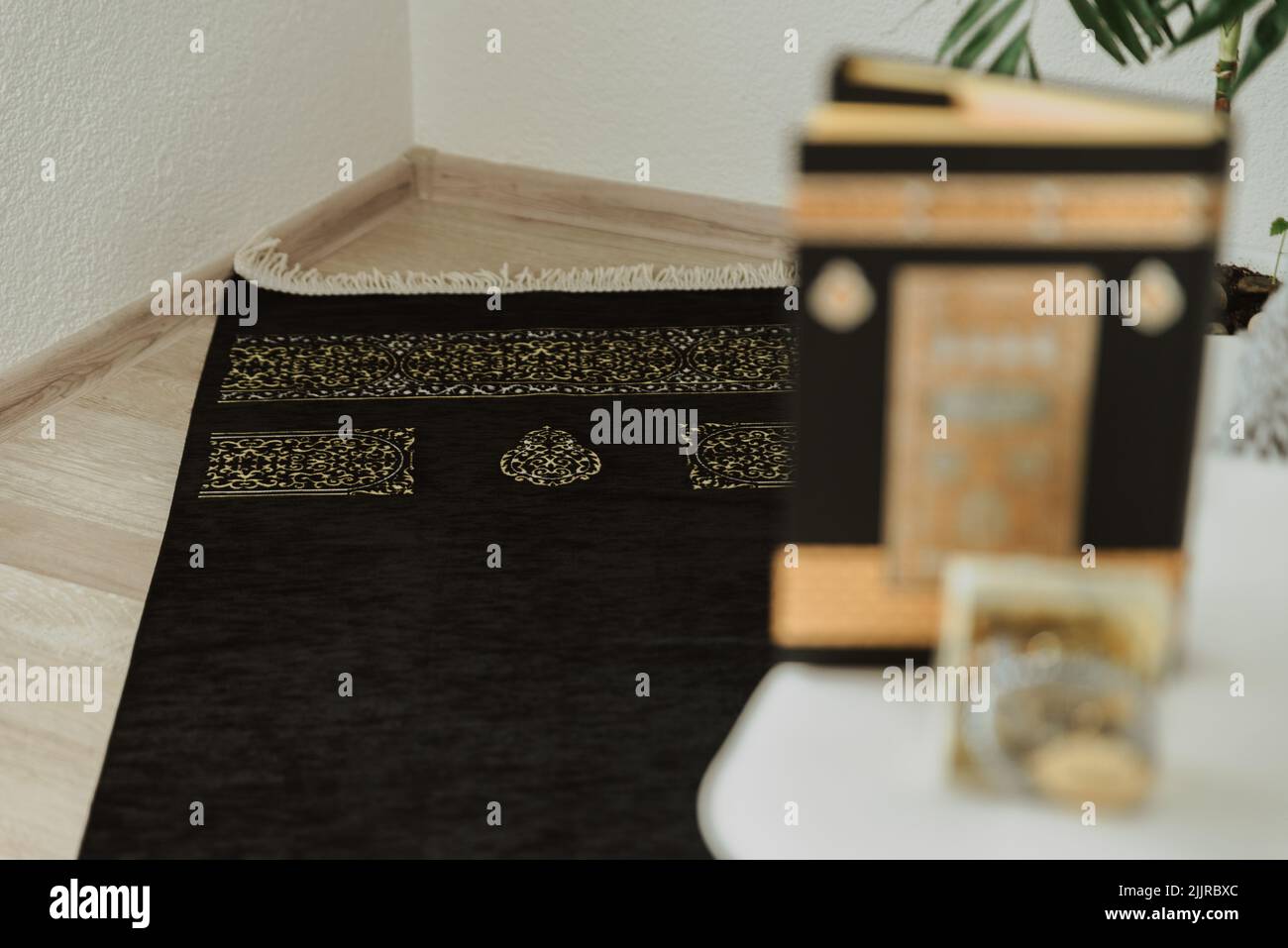 L'ensemble de prière-tapis noir et velours noir Quran, décoré avec le motif Kaaba, et rosaire fait de perles avec l'inscription Ramadan Kareem Banque D'Images