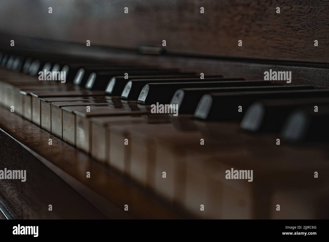 Les touches brunes d'un piano en bois Banque D'Images