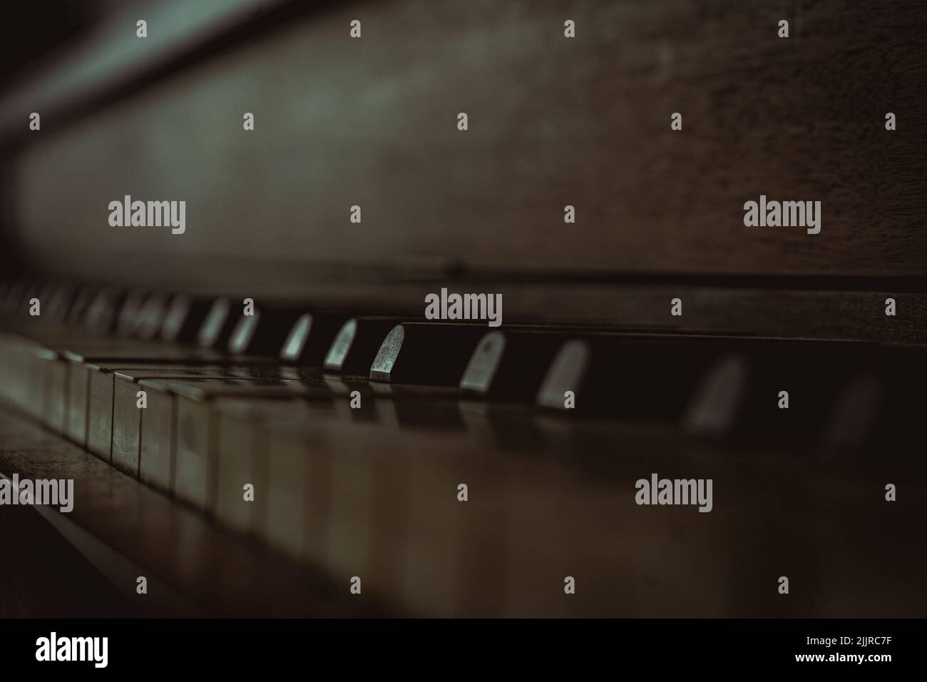 Les touches brunes d'un piano en bois Banque D'Images