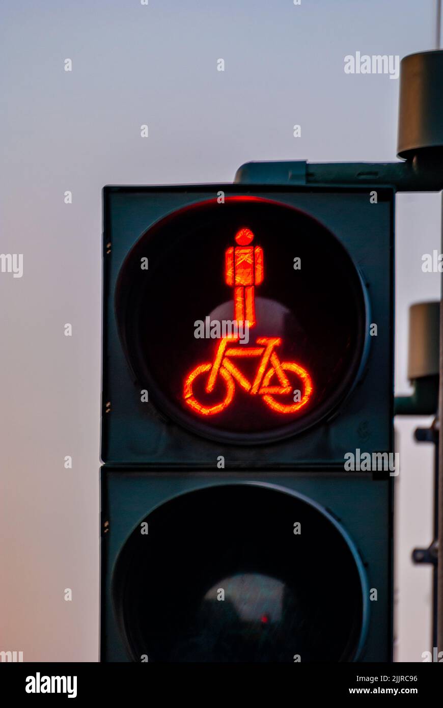 Un feu rouge pour les vélos et les personnes à arrêter Banque D'Images