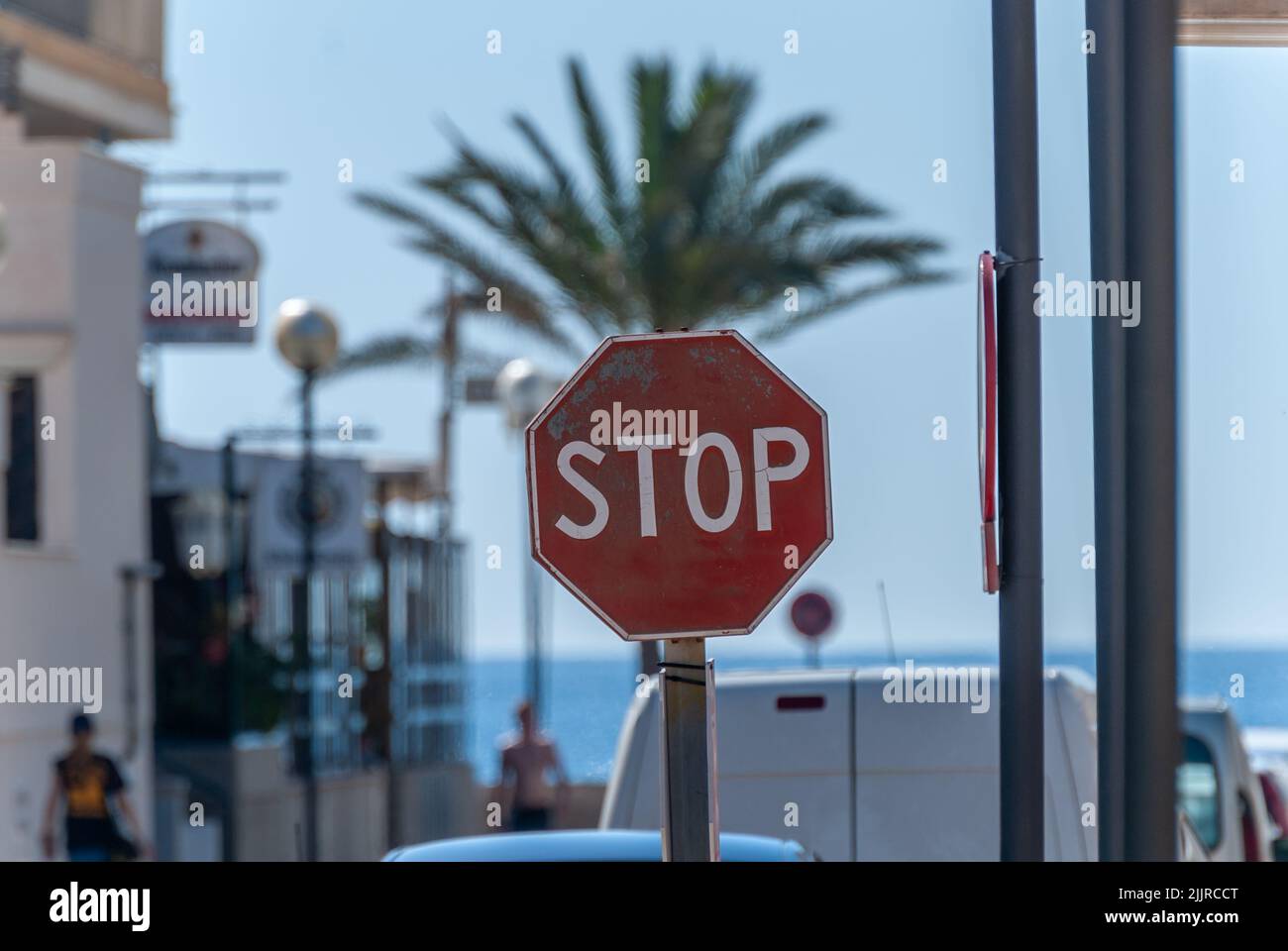 Un cliché sélectif de panneau rouge hexagonal stop rue sur le port de Majorque, Espagne Banque D'Images