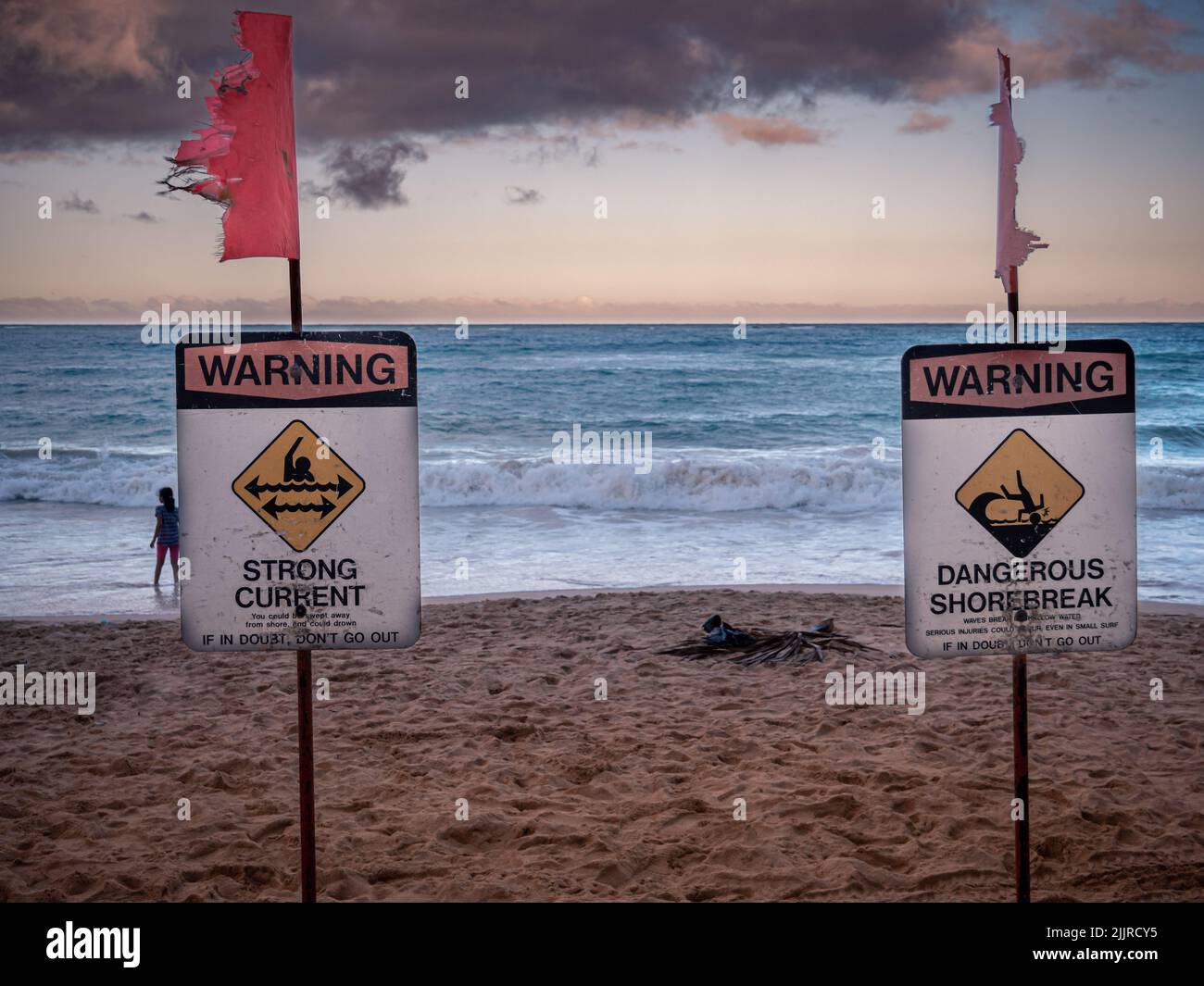 Un drapeau rouge et un panneau d'avertissement sur la côte nord-ouest d'Hawaii O'ahu Banque D'Images