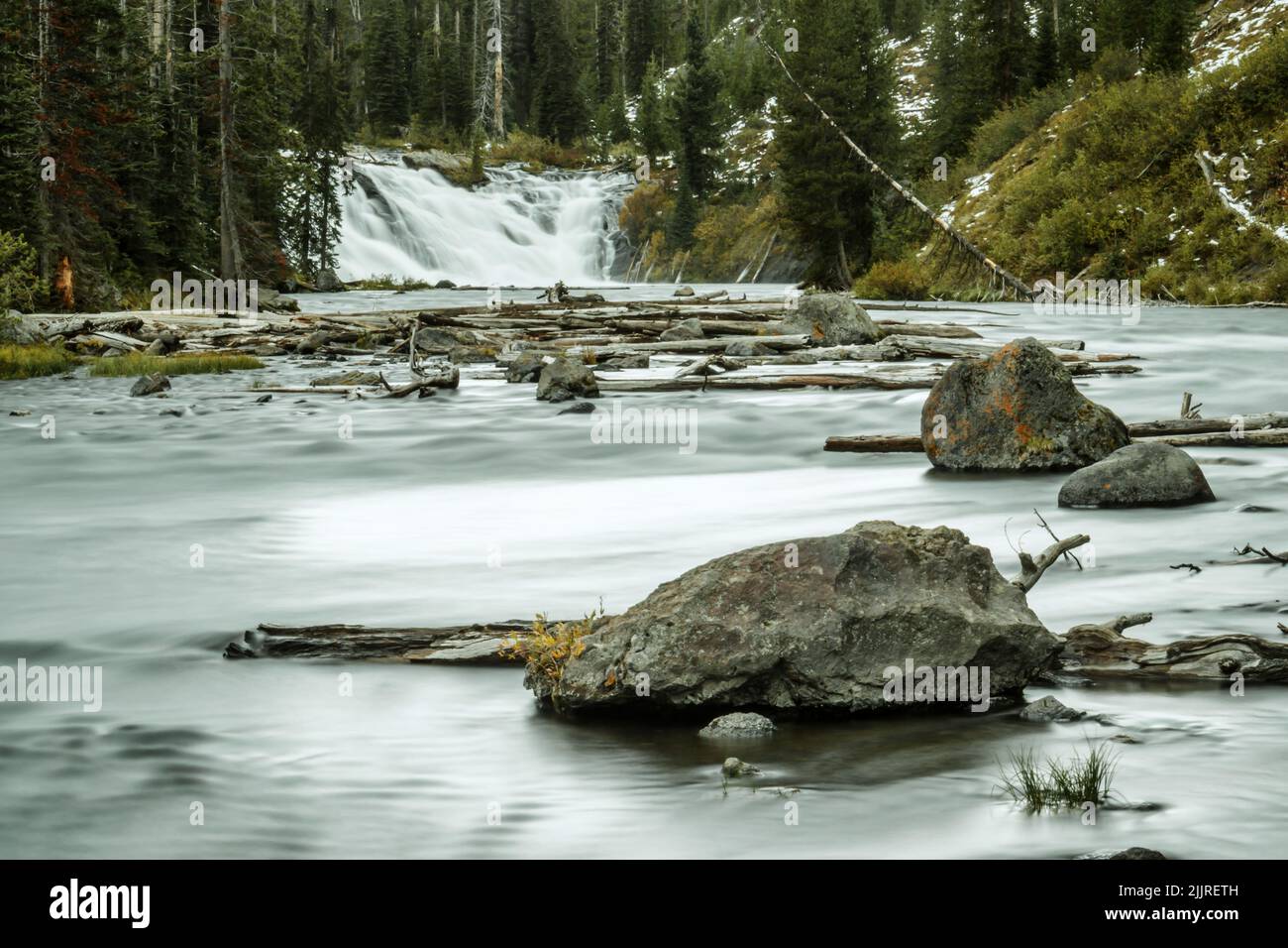 Une vue éloignée de la longue exposition Lewis Falls dans le parc national de Yellowstone, Wyoming, États-Unis Banque D'Images