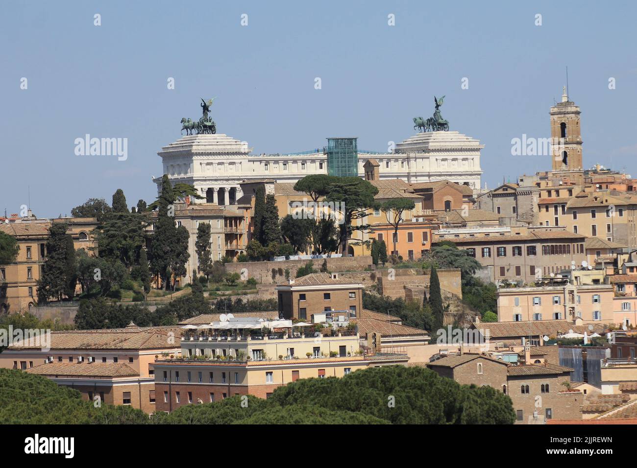 Une vue lointaine du monument national Victor Emmanuel II entouré de vieux bâtiments à Rome, en Italie Banque D'Images