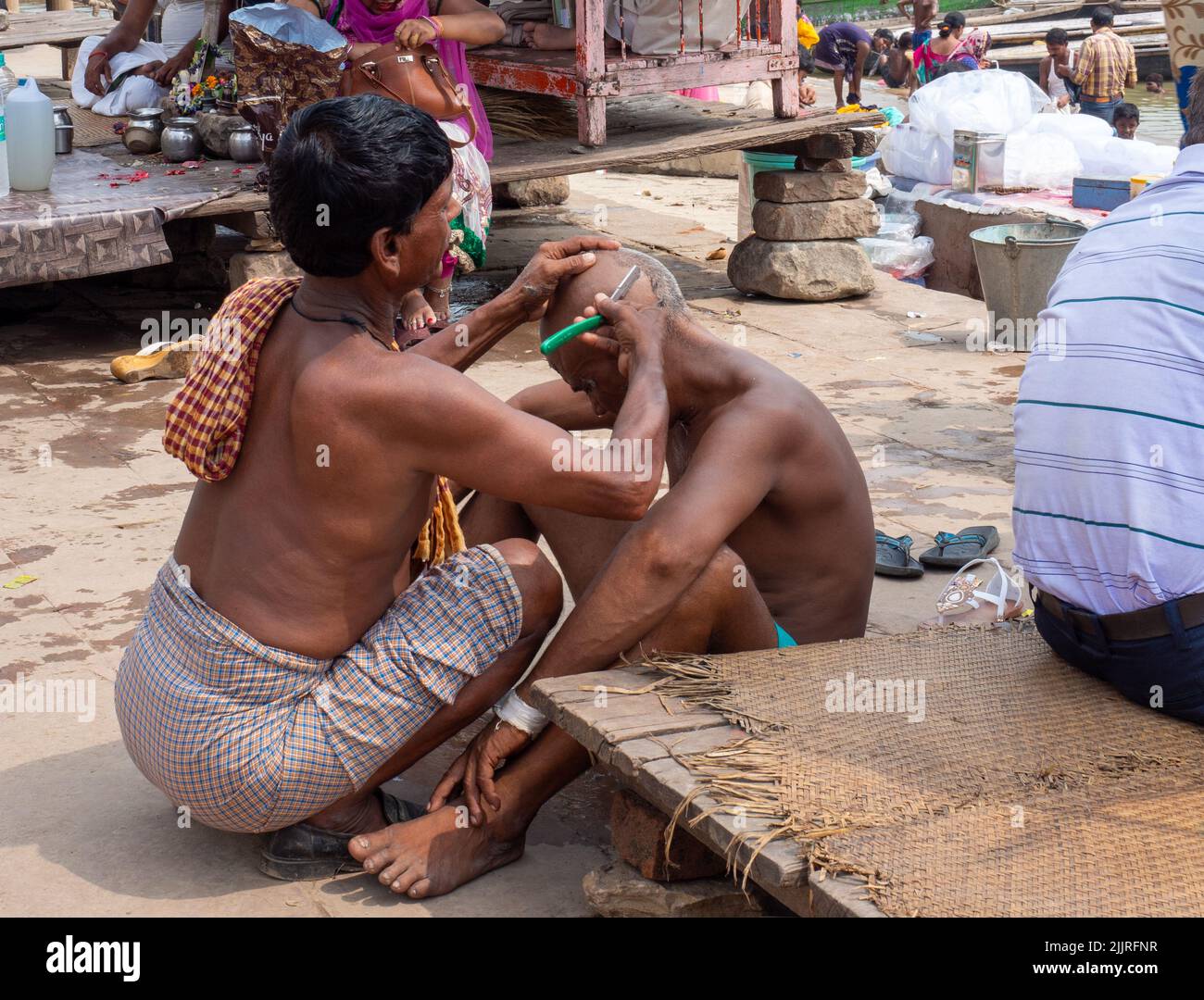 Tête de rasage avant le bain Varanasi à Benares City Banque D'Images